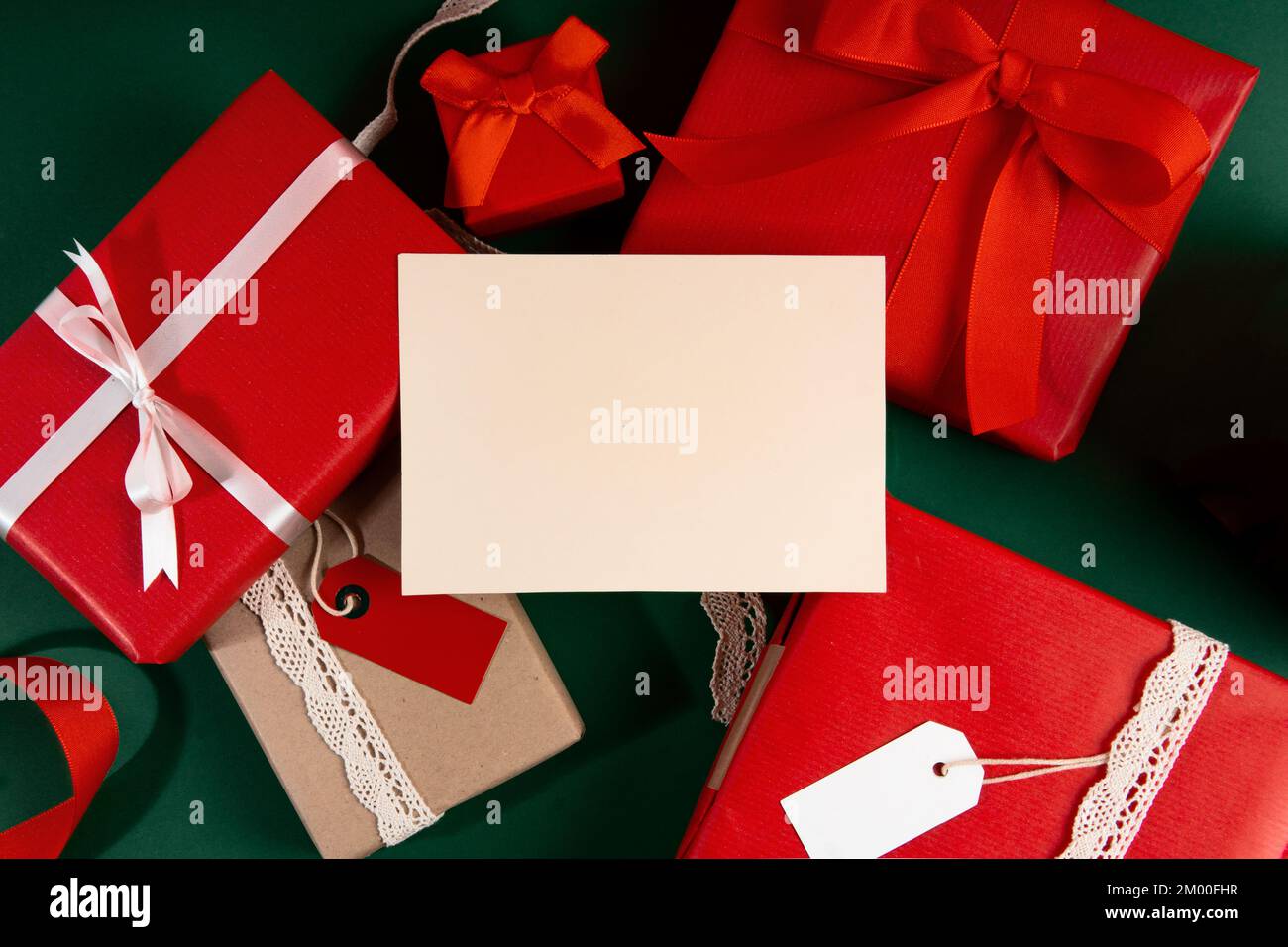 Direttamente sopra la mano della donna che tiene la cartolina mockup con i regali Foto Stock
