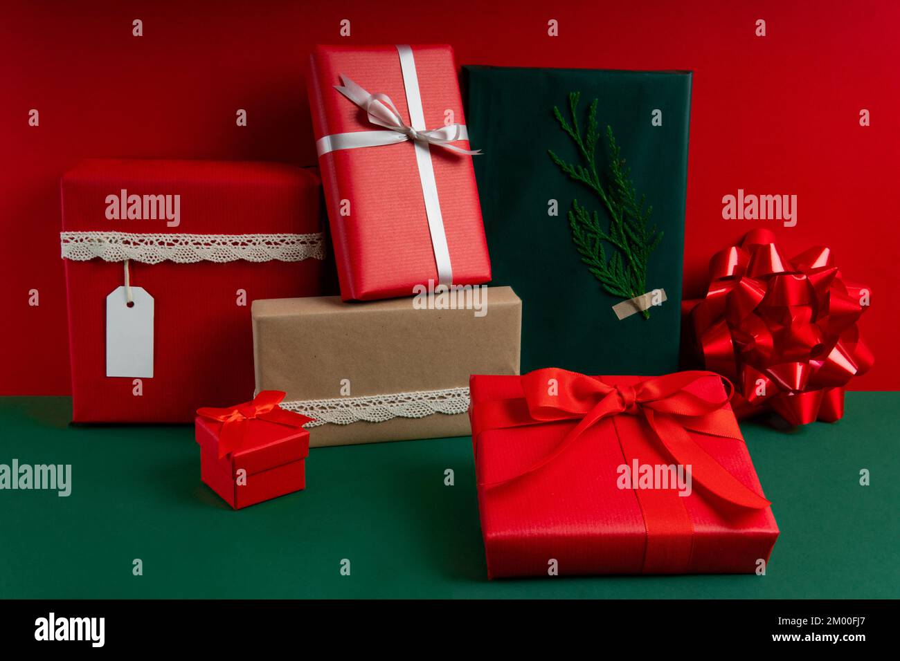 Regali avvolti in rosso e verde per tre saggi evento maschile Foto Stock