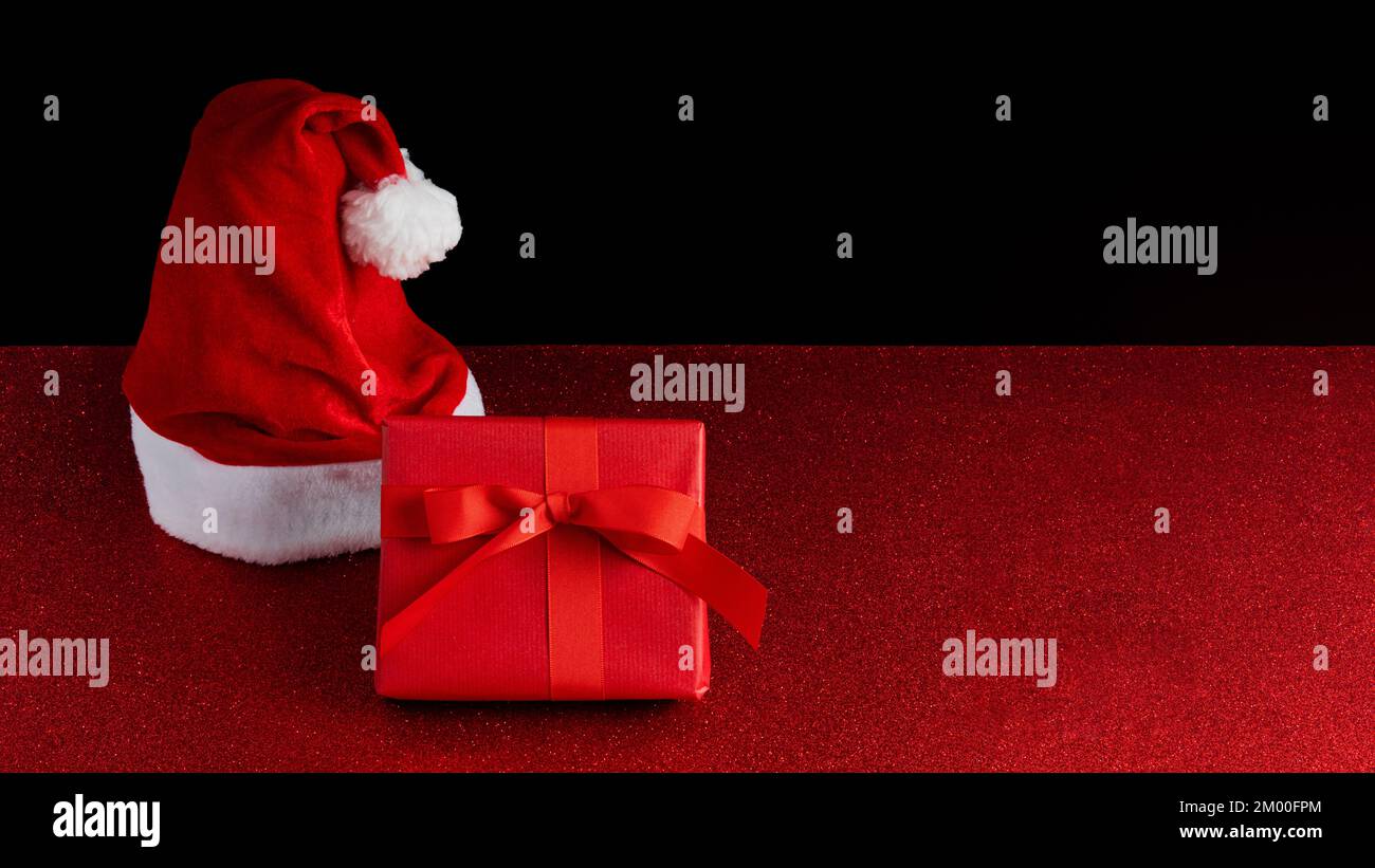 Sfondo di Natale con spazio copia in rosso e nero su sfondo glitter Foto Stock