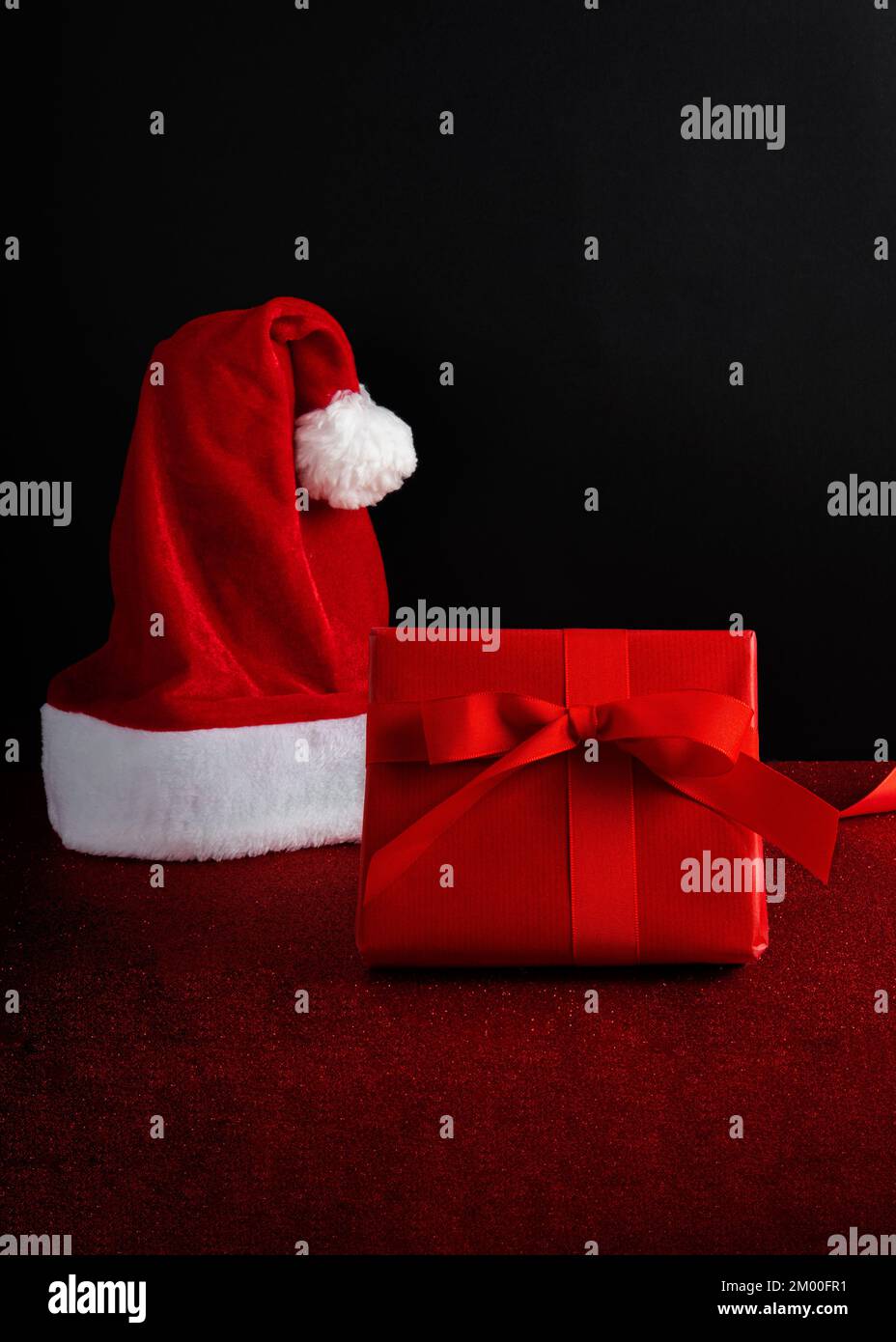 Sfondo di Natale con spazio copia in rosso e nero su sfondo glitter Foto Stock