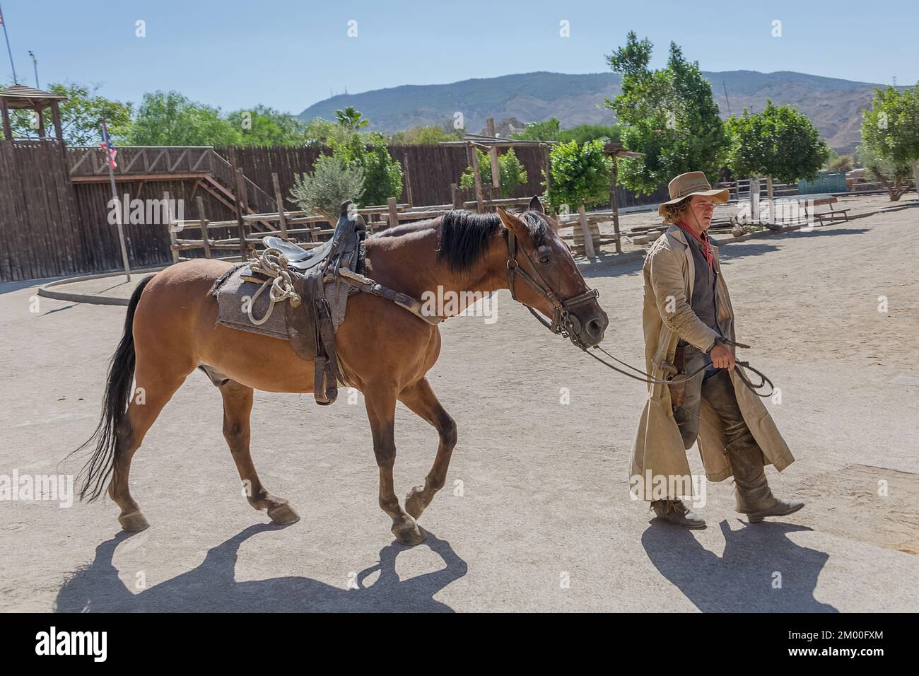 Alméria Spain - 09 15 2021: Spettacolo dal vivo, cowboy a piedi con il suo cavallo, su Oasys - Mini Hollywood, parco a tema spagnolo occidentale, Western cowbo Foto Stock