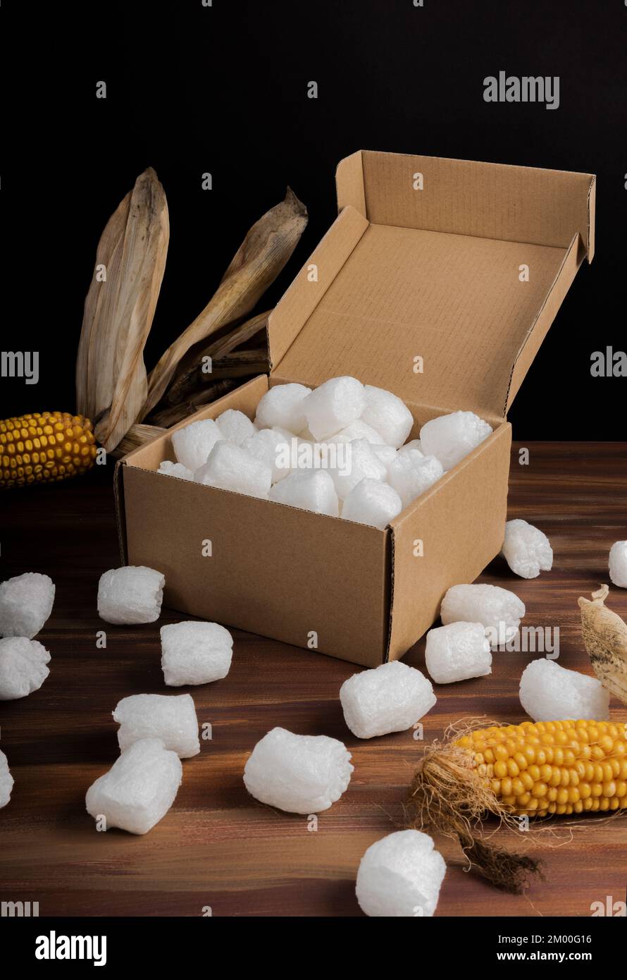 imballaggio ecologico biodegradabile di mais e scatola di cartone per ecommerce Foto Stock