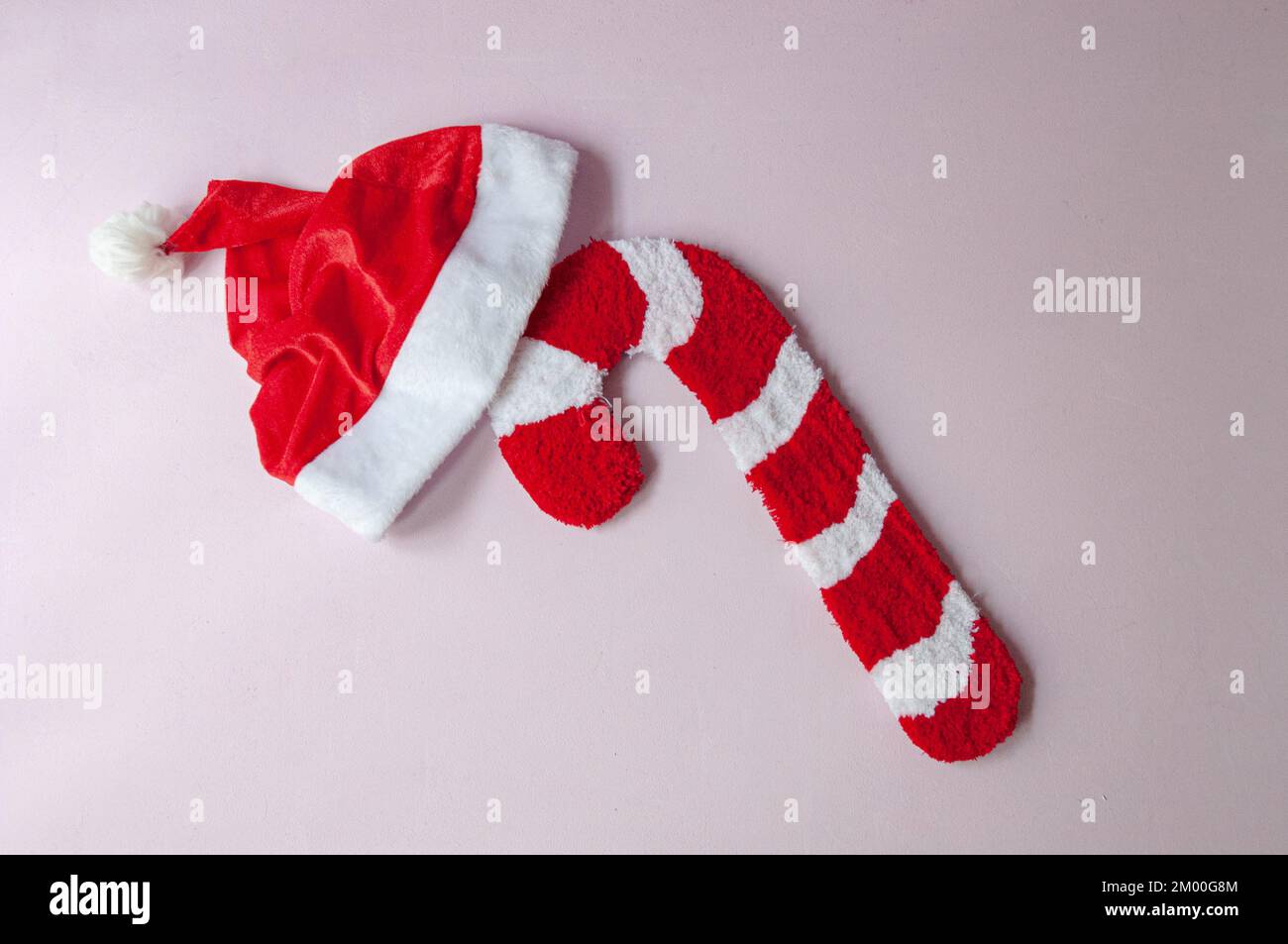 canne caramelle tufted tappeto fatto a mano con cappello di natale babbo natale per celebrare le vacanze nel mese di dicembre. Foto Stock