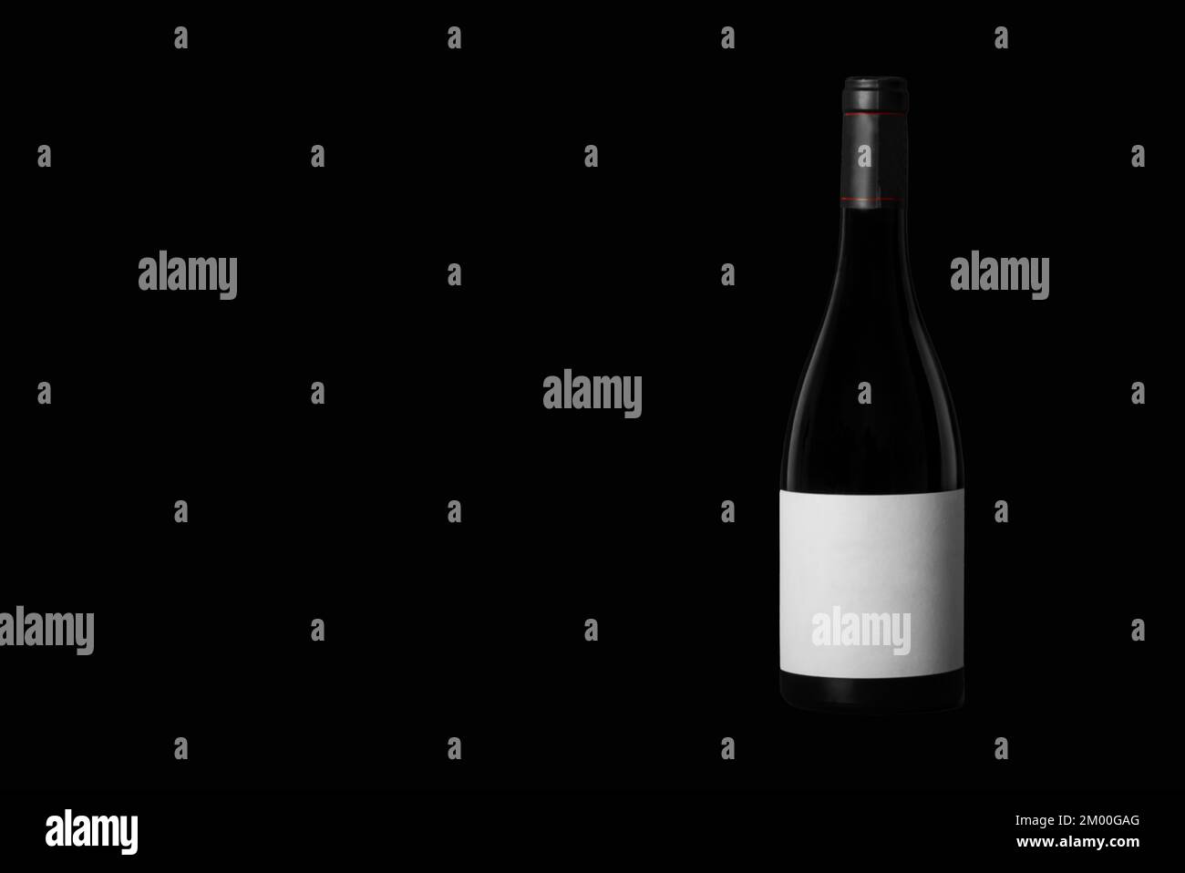 Vista frontale di una bottiglia di vino mock up isolato su sfondo grigio scuro. Design del marchio per l'imballaggio del prodotto. Bevi un drink con posto per te lable e testo Foto Stock