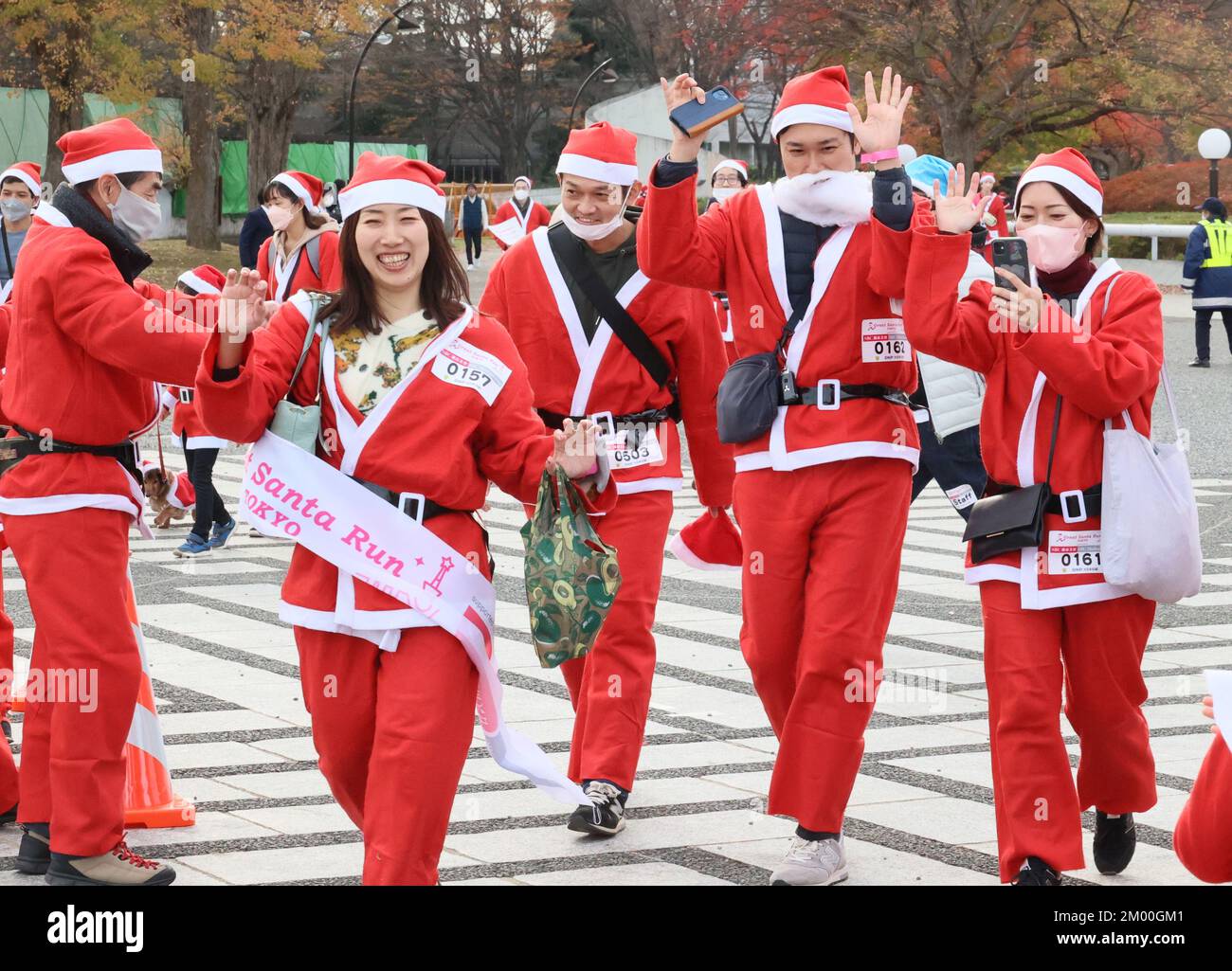 Tokyo, Giappone. 3rd Dec, 2022. Le persone in costume di Babbo Natale terminano il Tokyo Great Babbo Natale Run a Tokyo sabato 3 dicembre 2022. Circa 1.800 persone hanno partecipato a un evento di beneficenza che donerebbe agli ospedali per bambini. Credit: Yoshio Tsunoda/AFLO/Alamy Live News Foto Stock