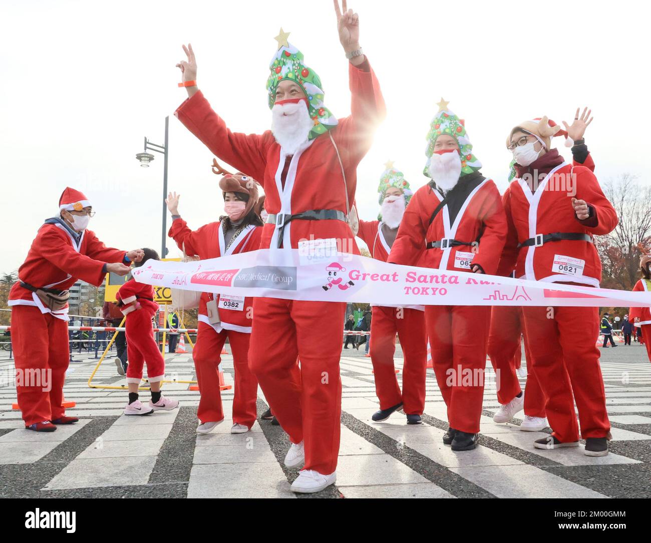 Tokyo, Giappone. 3rd Dec, 2022. Le persone in costume di Babbo Natale terminano il Tokyo Great Babbo Natale Run a Tokyo sabato 3 dicembre 2022. Circa 1.800 persone hanno partecipato a un evento di beneficenza che donerebbe agli ospedali per bambini. Credit: Yoshio Tsunoda/AFLO/Alamy Live News Foto Stock