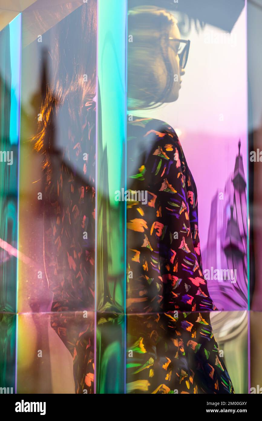 Manichino nella vetrina di un negozio di moda, riflessi e ambiente colorato. Bruxelles. Foto Stock