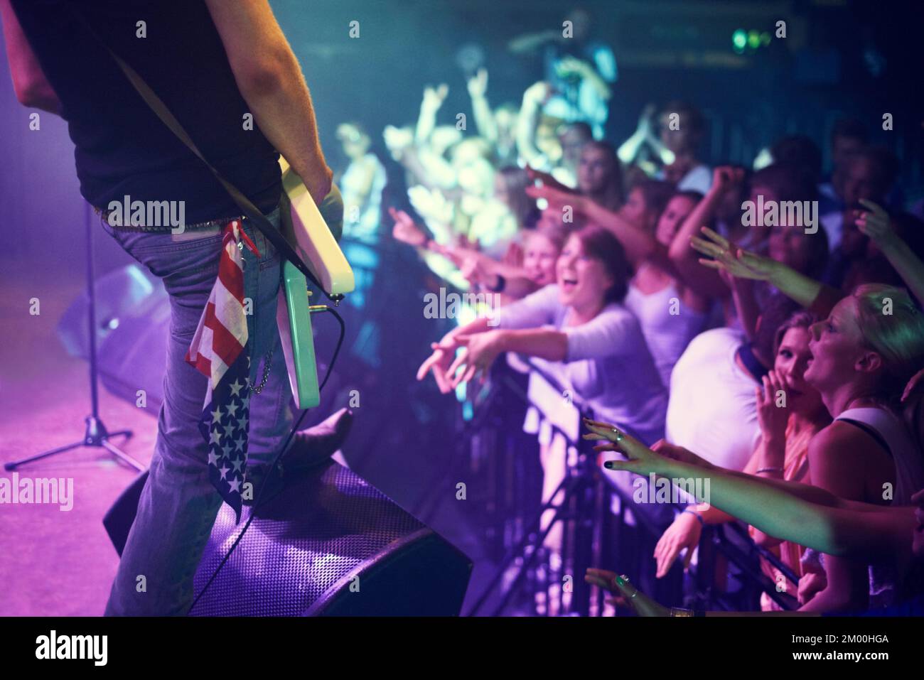 Chitarra, concerto e folla al festival musicale, spettacolo teatrale, danza o celebrazione stile di vita giovanile. Pubblico, gruppo di persone o fan Foto Stock