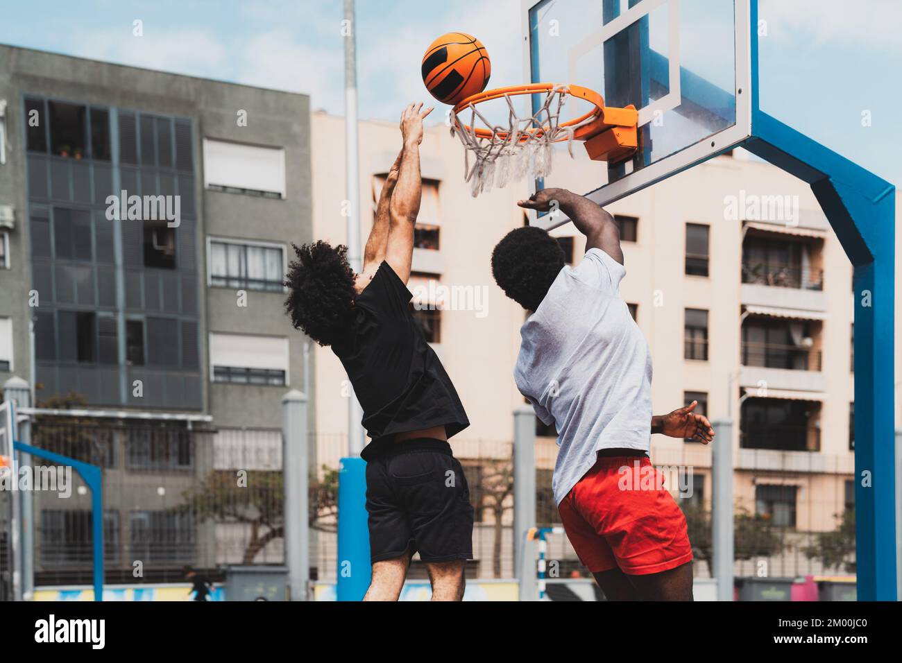 Giovani uomini afroamericani che giocano a basket all'aperto - concetto di stile di vita sportivo urbano Foto Stock