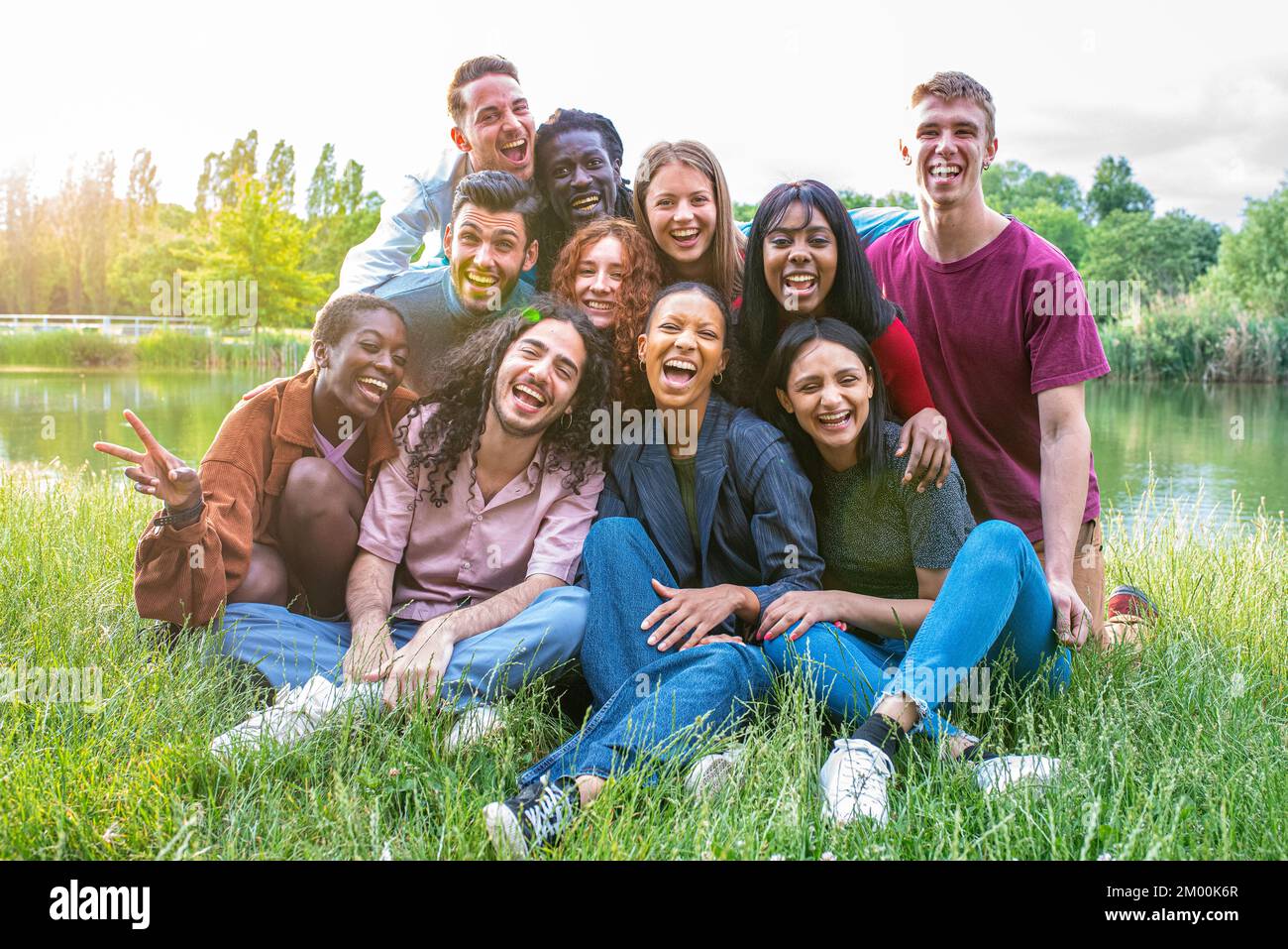 Giovani amici di culture e razze diverse in posa per il ritratto, generazione z e millennial gruppo di persone che si divertono insieme, sole e lig Foto Stock