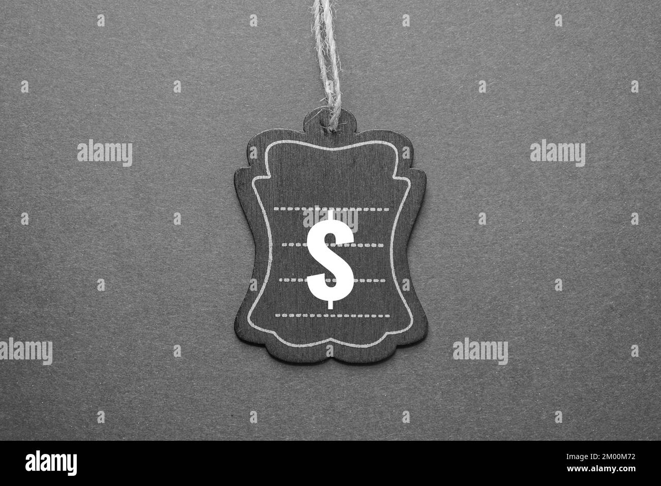 tag prezzo nero con simbolo del dollaro su sfondo nero, mockup nero Foto Stock