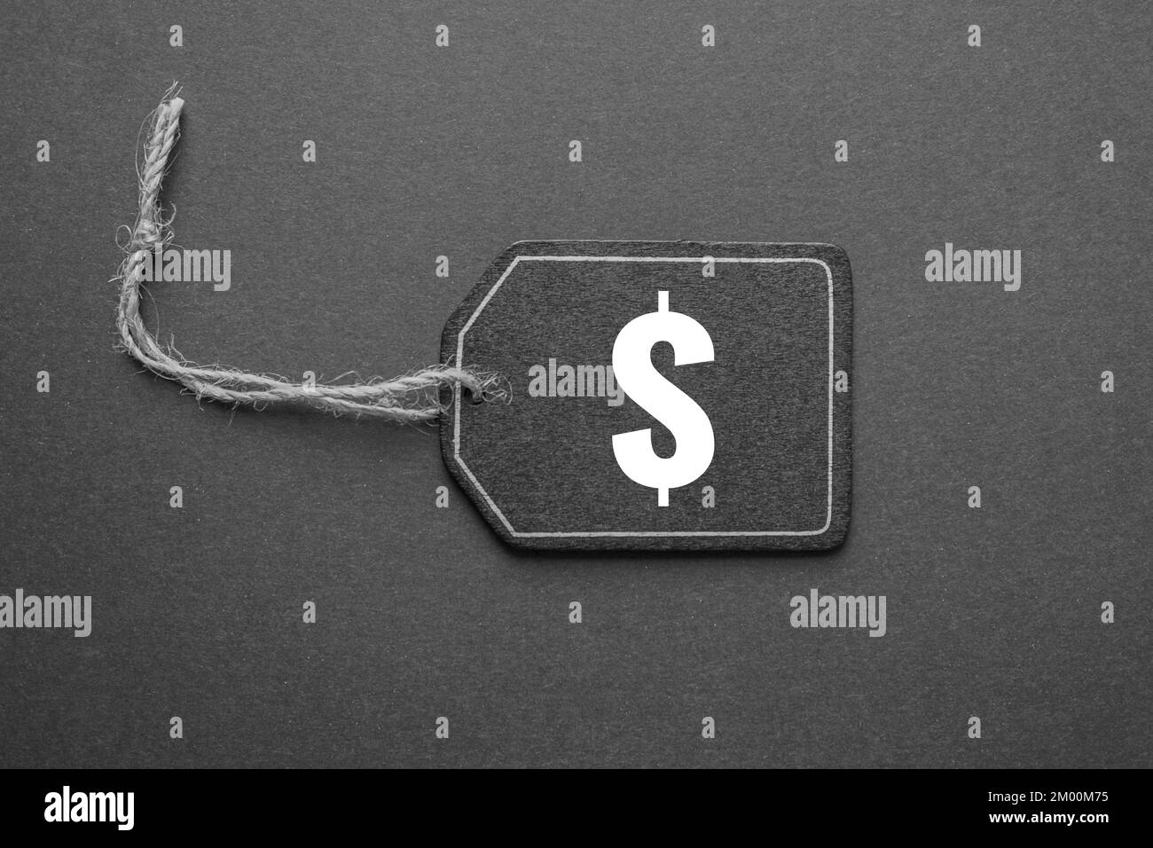 tag prezzo nero con simbolo del dollaro su sfondo nero, mockup nero Foto Stock