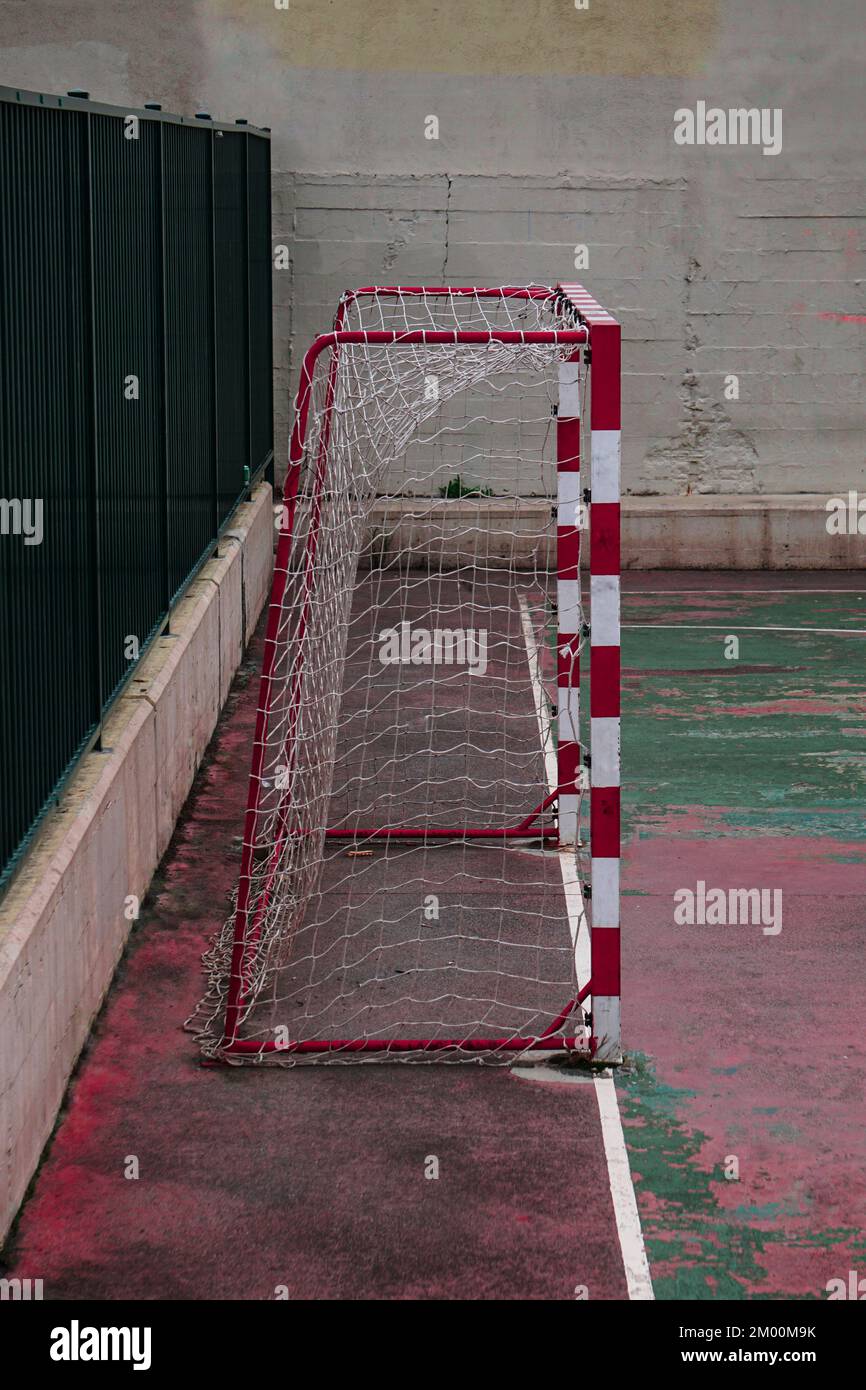 vecchio abbandonato strada calcio obiettivo attrezzature sportive Foto Stock