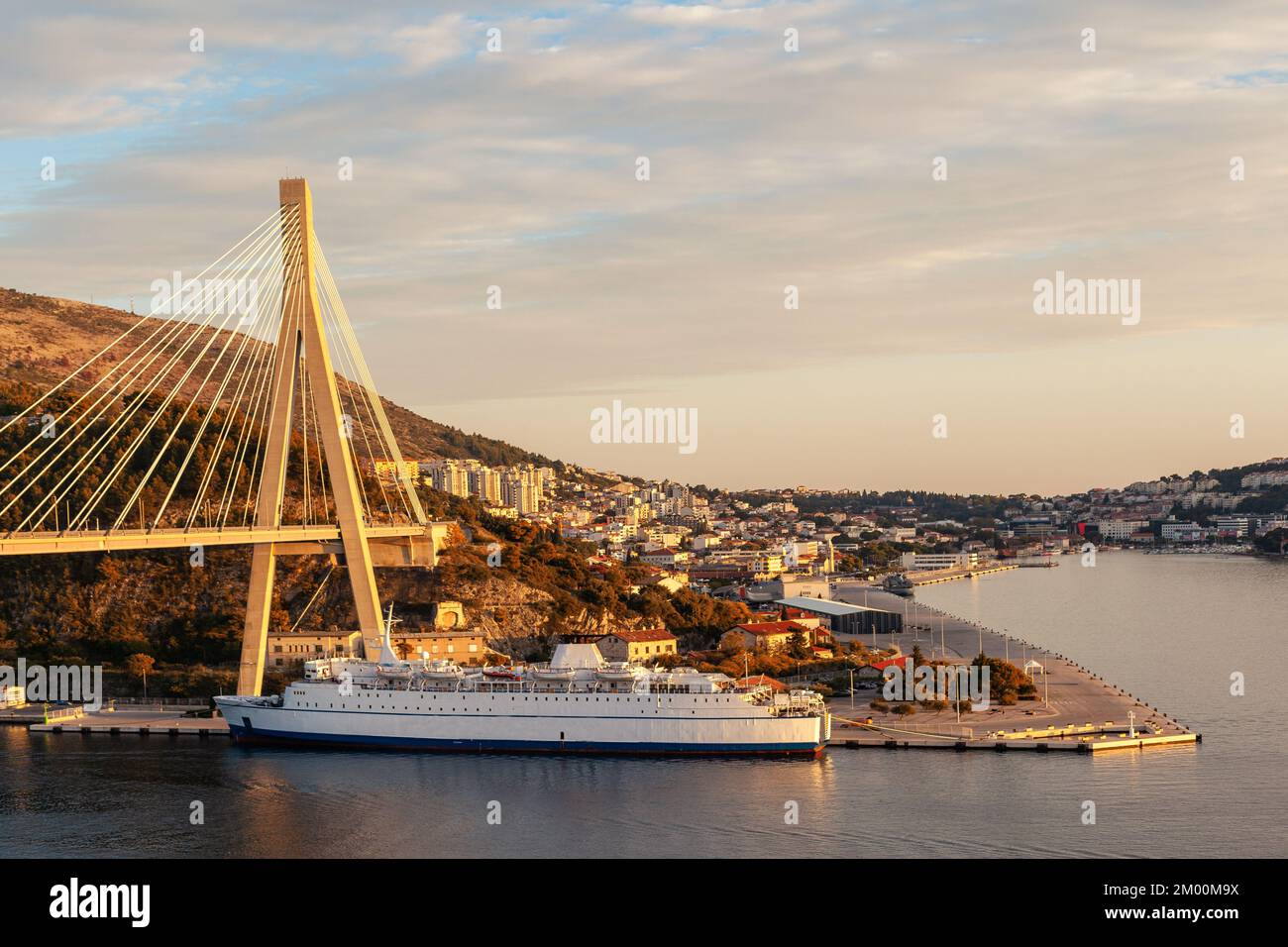 Tramonto su Dubrovnik con ponte e nave da crociera Foto Stock
