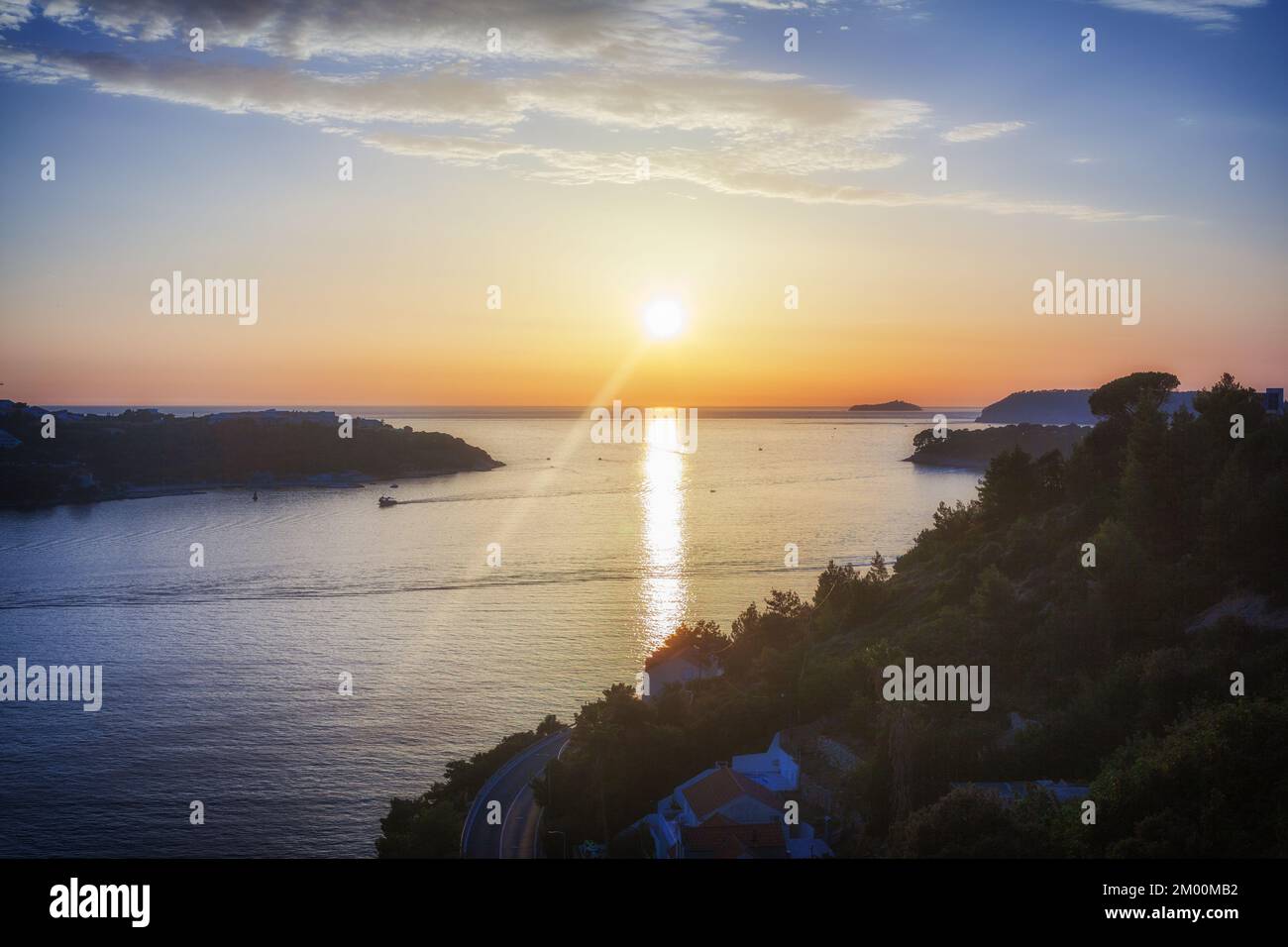 Tramonto sul mare vicino a Dubrovnik in Croazia Foto Stock