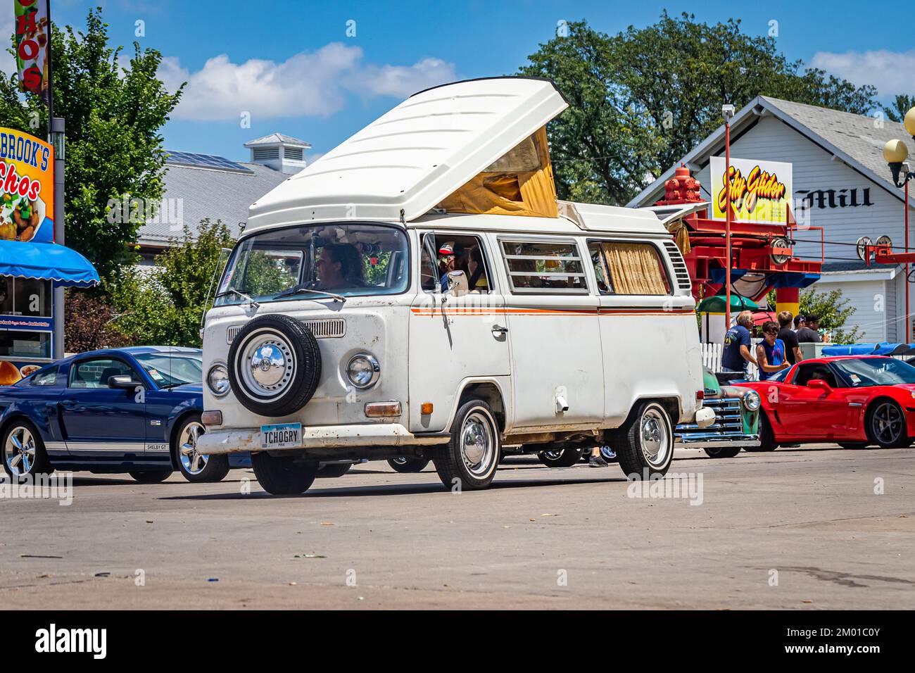 Des Moines, IA - 03 luglio 2022: Vista frontale ad angolo grandangolare di una Volkswagen Westfalia Camper Bus 1971 ad una fiera automobilistica locale Foto Stock