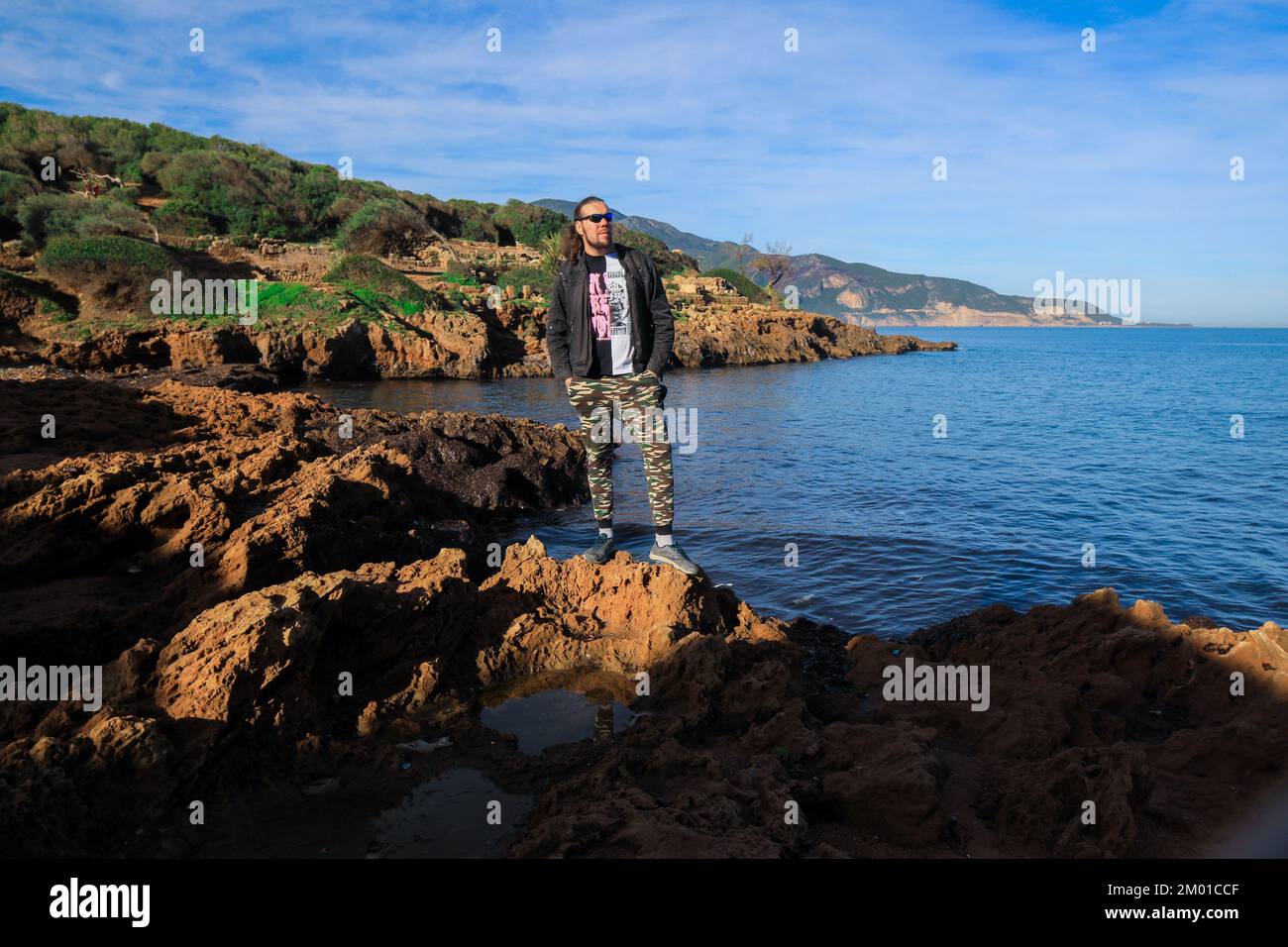 White Tourist posa con un antico ponte Sidi Rached a Costantino, Algeria Foto Stock