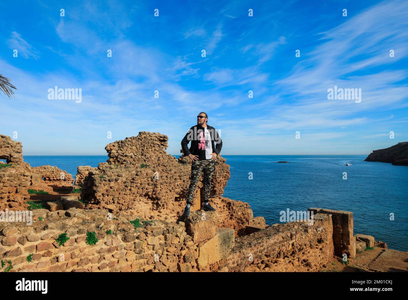 White Tourist posa con un antico ponte Sidi Rached a Costantino, Algeria Foto Stock