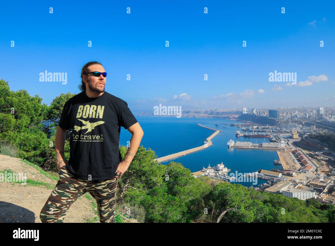 White Tourist posa con un antico ponte Sidi Rached a Costantino, Algeria Foto Stock