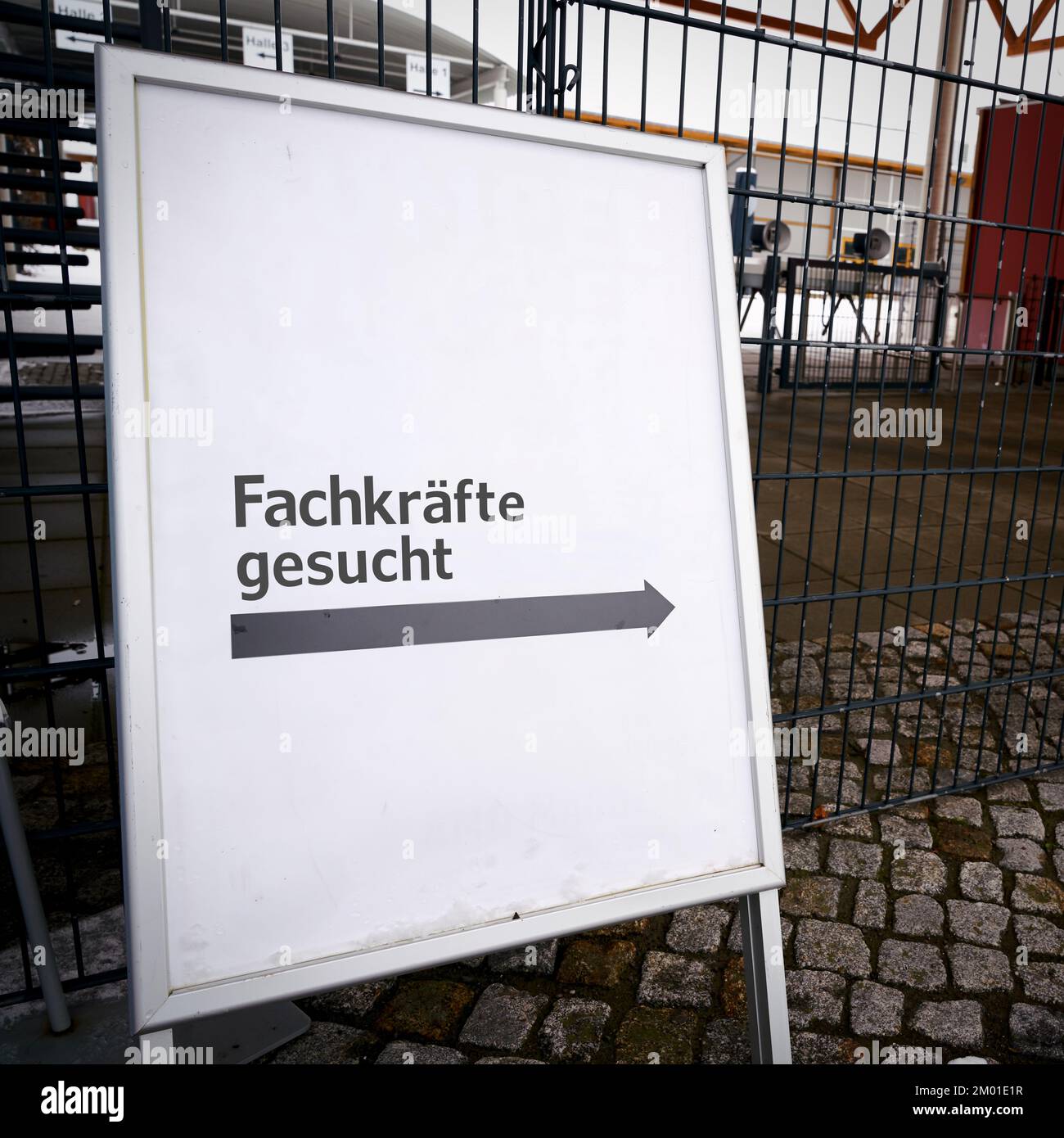 Cartello all'ingresso di un'azienda con l'iscrizione tedesca Fachkrafte gesucht. Traduzione: Cercavano lavoratori qualificati Foto Stock