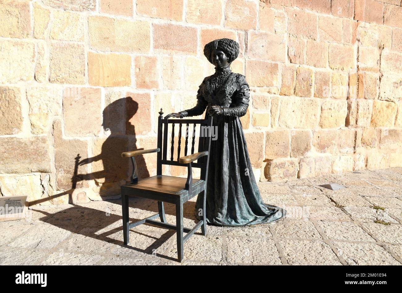 Soria, statua di bronzo di Leonor Izquierdo moglie di Antonio Machado. Castilla y León, Spagna. Foto Stock