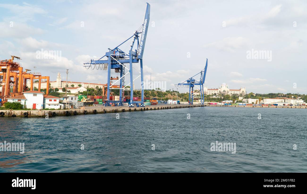 Porto di Haydarpasa. Porto di Hardarpasa a Istanbul. Commercio di merci all'estero tramite navi mercantili. Concetto di esportazione di importazione. Istanbul, Turchia, 3 dicembre 2022 Foto Stock