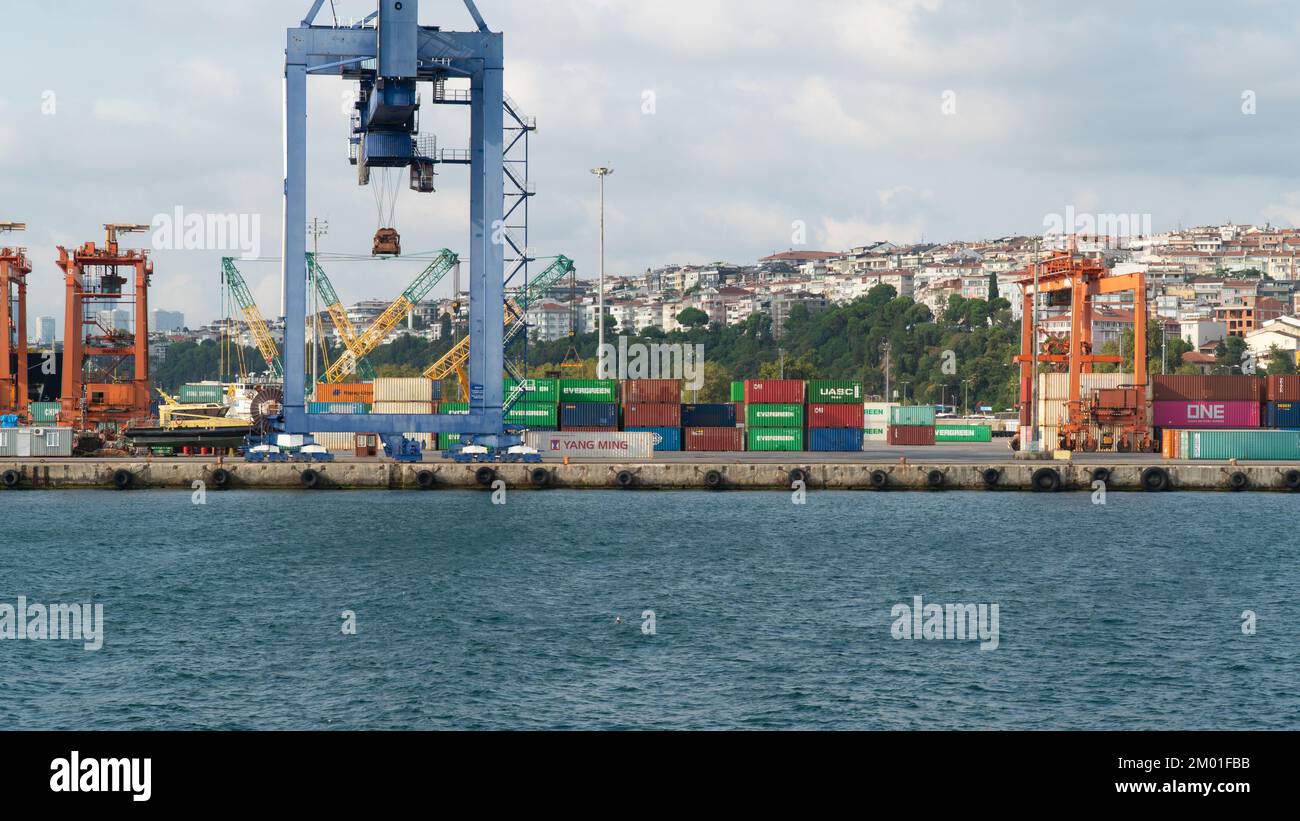 Porto di Haydarpasa. Porto di Hardarpasa a Istanbul. Commercio di merci all'estero tramite navi mercantili. Concetto di esportazione di importazione. Istanbul, Turchia, 3 dicembre 2022 Foto Stock