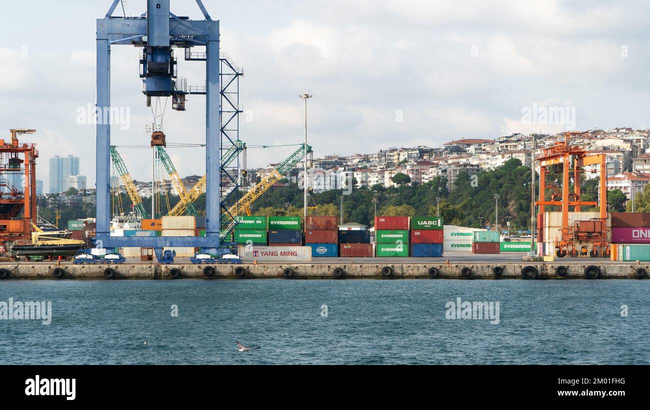 Porto di Haydarpasa. Porto di Hardarpasa a Istanbul. Commercio di merci all'estero tramite navi mercantili. Concetto di esportazione di importazione. Istanbul, Turchia, 3 dicembre 2022 Foto Stock