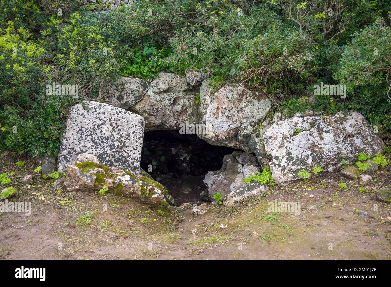 Tomba preistorica Hipogeo, casa grotta, villaggio preistorico a Torrellafuda, Ciutadella a Minorca, Isole Baleari, Spagna. Foto Stock