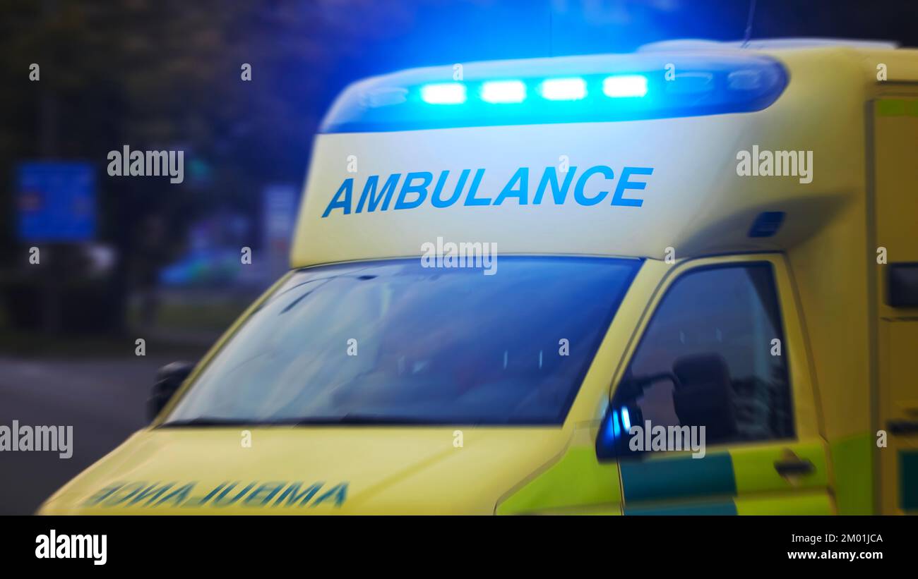 Ambulanza auto del servizio medico di emergenza in movimento sfocato. Temi di salvataggio, urgenza e assistenza sanitaria. Foto Stock