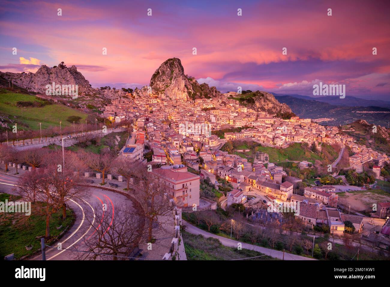 Caltabellotta, Sicilia, Italia. Immagine di paesaggio urbano se Caltabellotta città storica in Sicilia al tramonto drammatico. Foto Stock