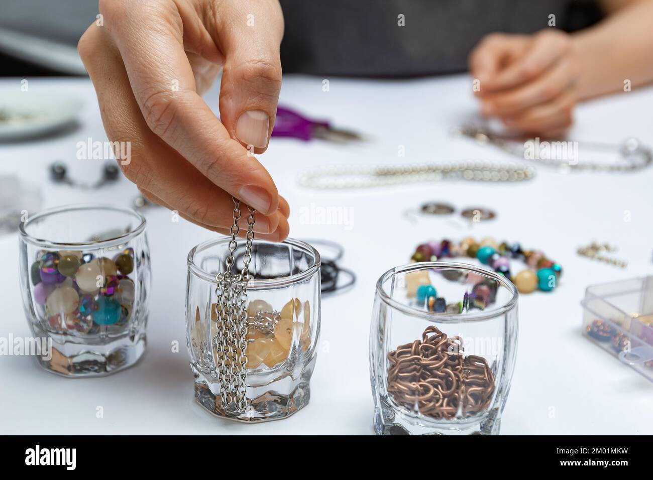 Il designer realizza gioielli fatti a mano sul posto di lavoro Foto stock -  Alamy