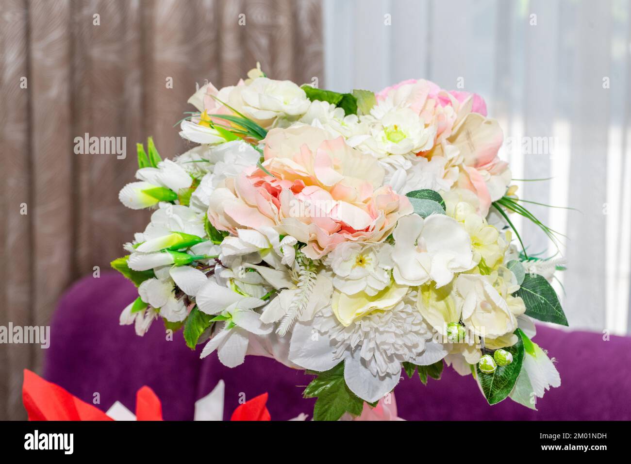 Un bouquet di fiori artificiali sul tavolo nella sala banchetti Foto Stock