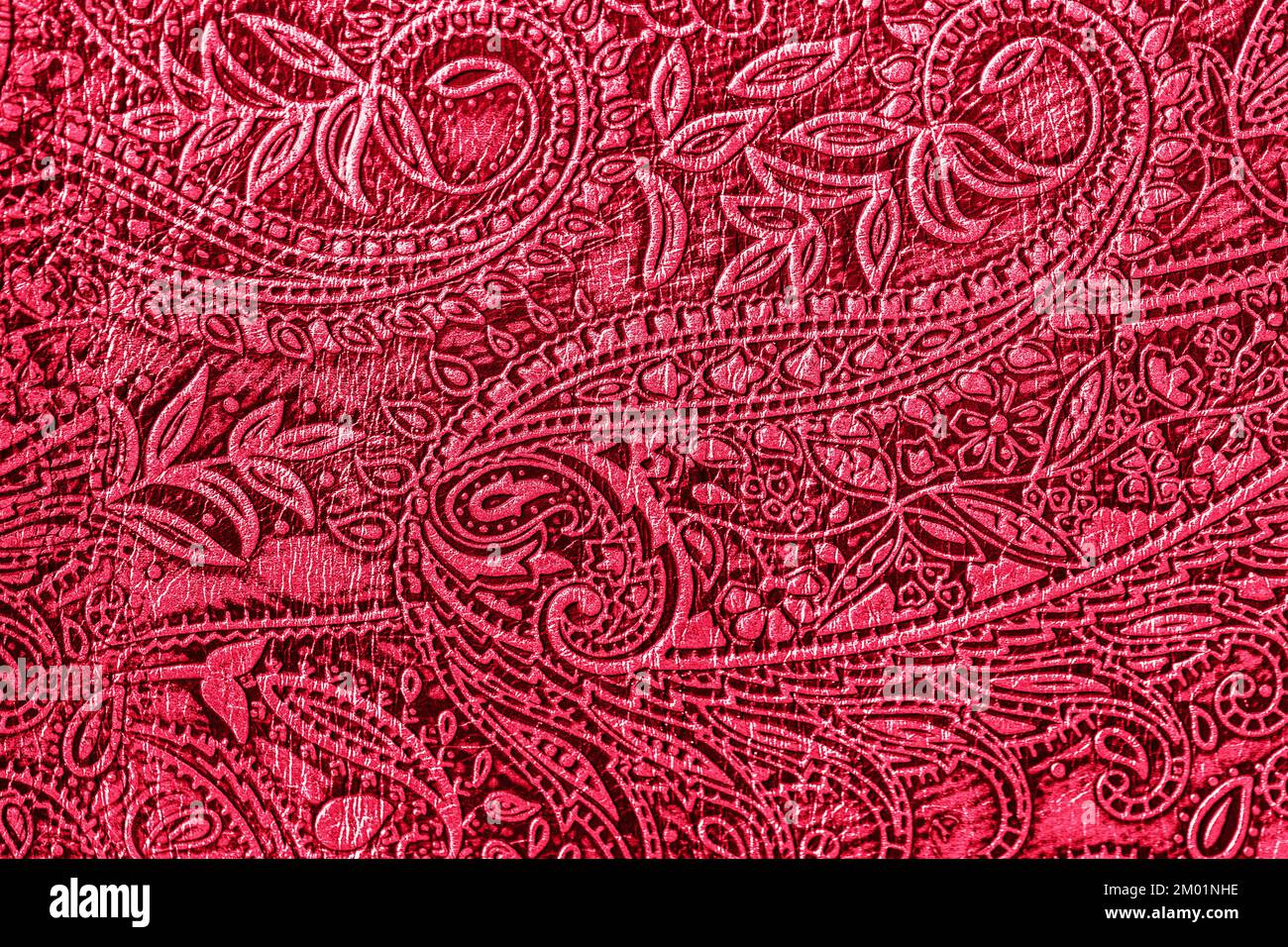 Texture in vera pelle goffrata motivo floreale trend, colore viva magenta. Sfondo moderno e alla moda Foto Stock