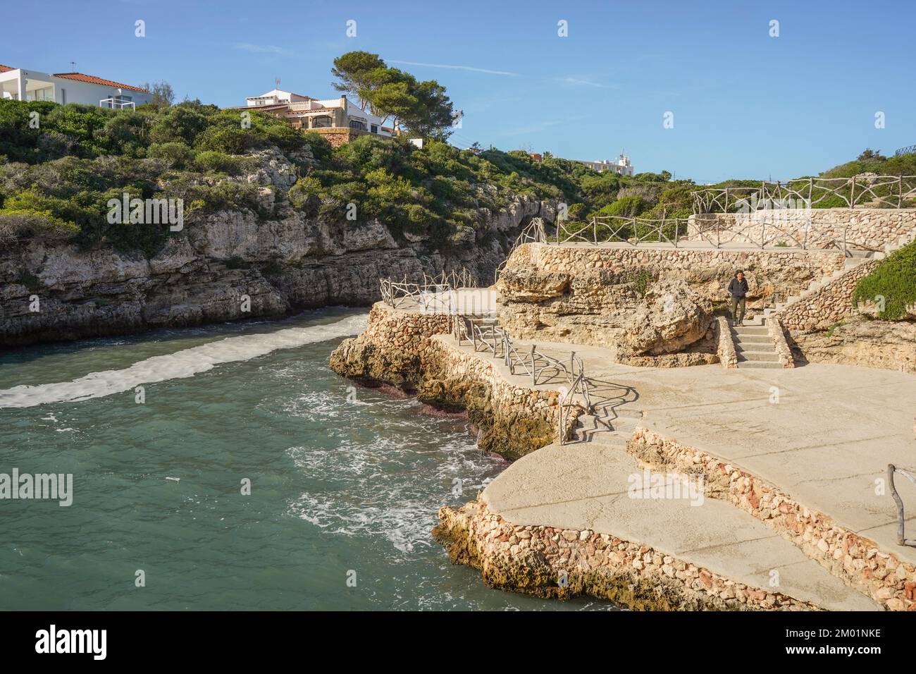 Cala en Brut, Spagna. Baia naturale con punto di nuoto, es Cor, vicino a Ciutadella, Minorca, Isole Baleari, Spagna Foto Stock