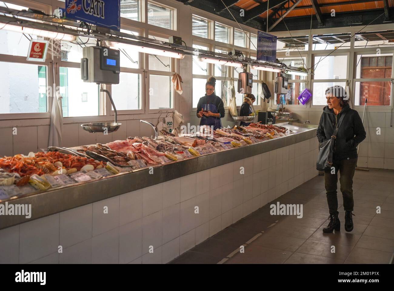 All'interno del mercato ittico coperto nella città spagnola di Ciutadella, Minorca, isole Baleari, Spagna. Foto Stock