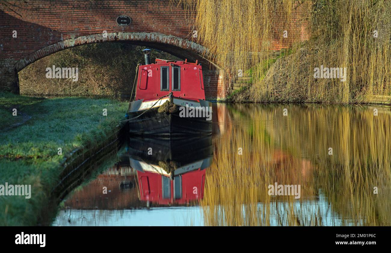 Paesaggio panoramico di barche a stretta ormeggiate sul canale Staffordshire & Worcester in inverno vicino Tixall lock ovest del Grande raccordo di Haywood a Staffordsh Foto Stock