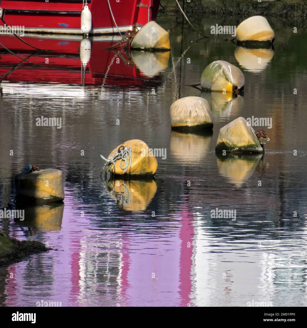 Astratto dei colori nel porto della popolare cittadina costiera gallese di Aberaeron su Cardigan Bay Wales UK Foto Stock