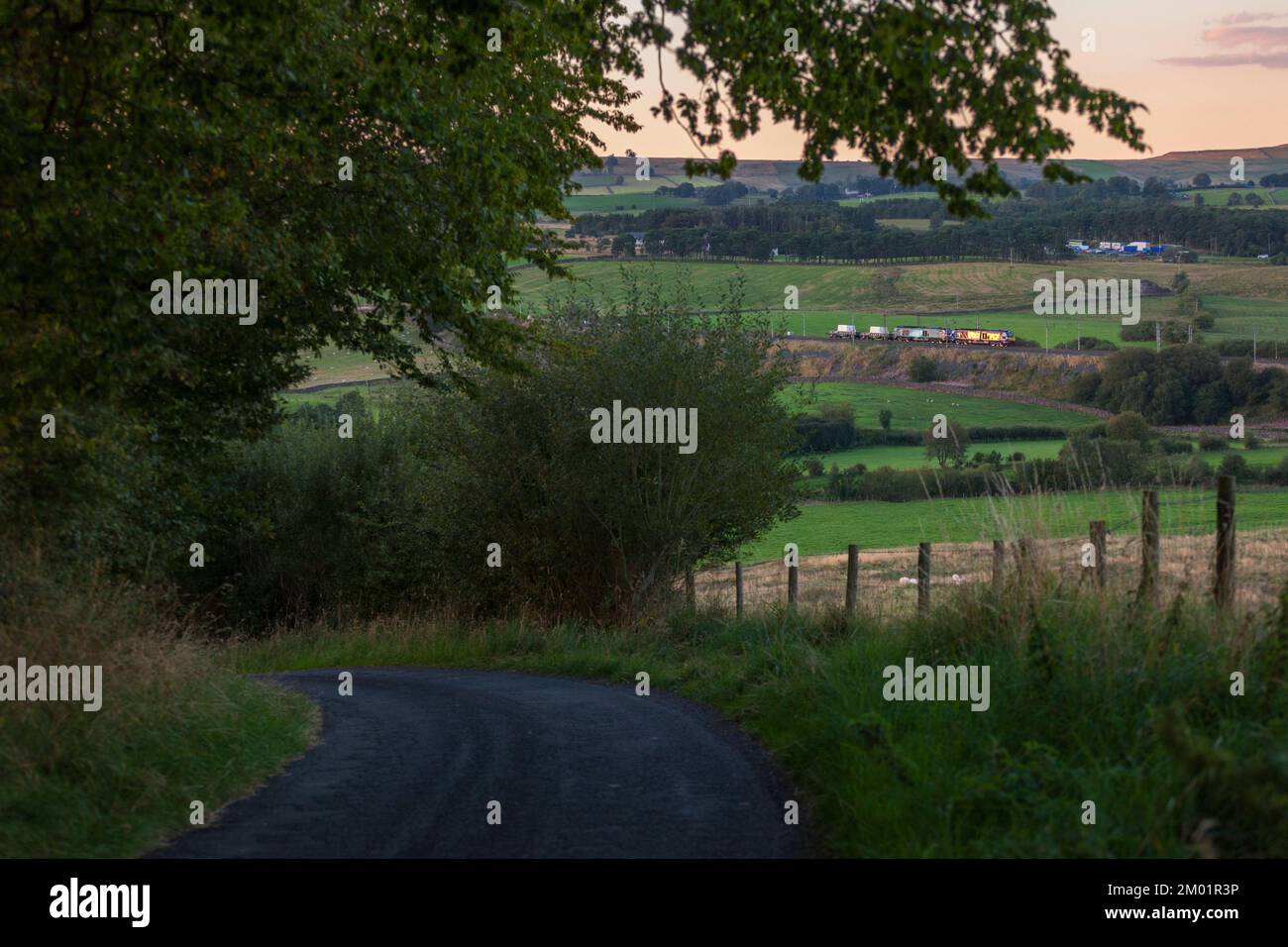Ferrovia diretta servizi classe 68 locomotive 68007 Valiant + 68001 Evolution con un treno a pallone nucleare sulla linea principale della costa occidentale in Cumbria Foto Stock