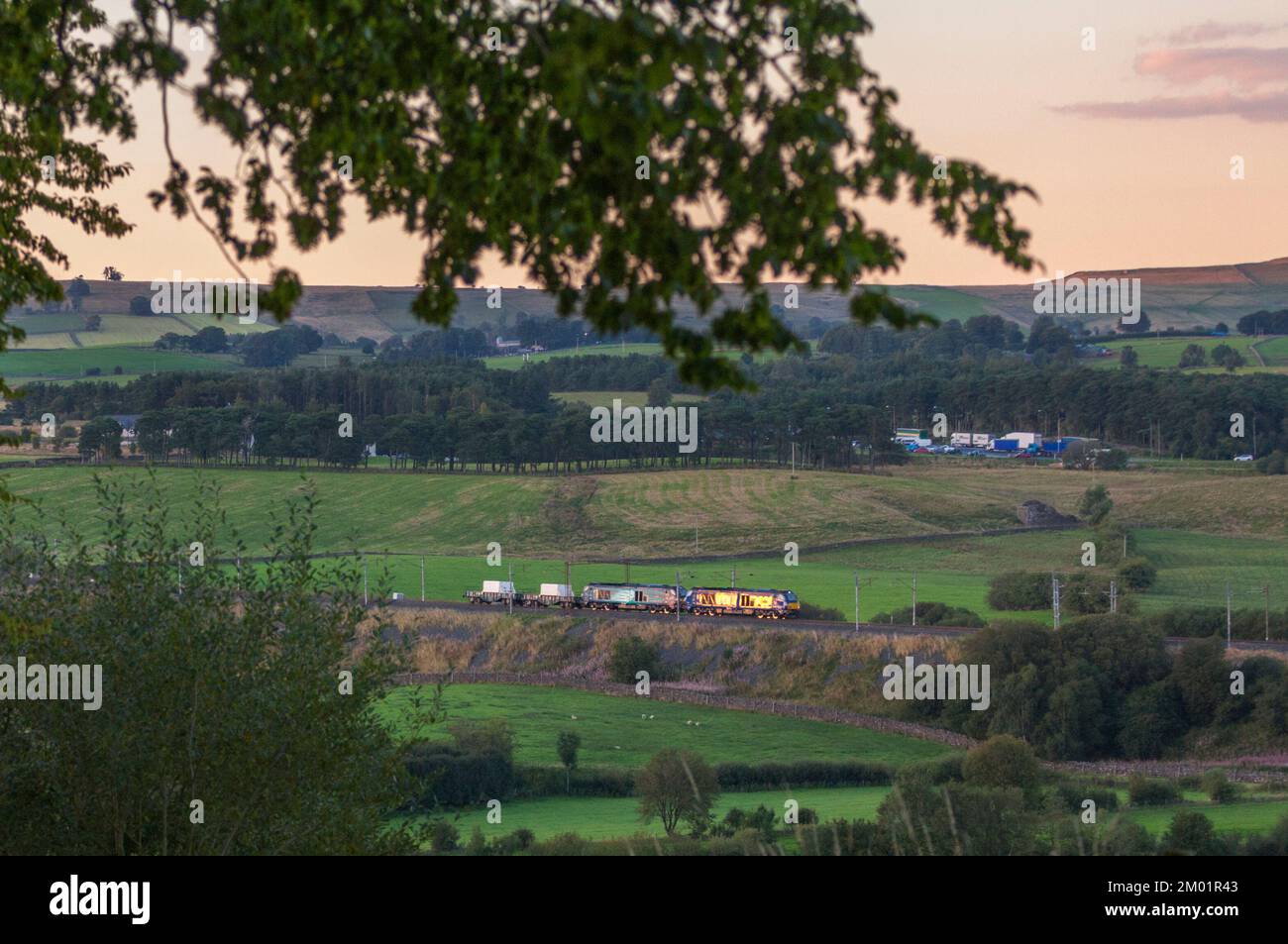 Ferrovia diretta servizi classe 68 locomotive 68007 Valiant + 68001 Evolution con un treno a pallone nucleare sulla linea principale della costa occidentale in Cumbria Foto Stock