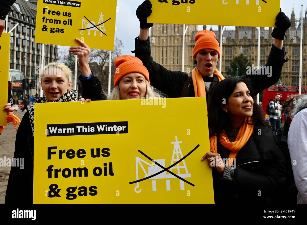 Londra, UK.Tessa Khan. Warm This Winter i sostenitori si sono Uniti a un raduno in Piazza del Parlamento come parte di una Giornata Nazionale d'azione per chiedere che il governo faccia di più per tenerci caldi quest'inverno. Sette milioni di famiglie nel Regno Unito si troveranno in una situazione di povertà energetica se non si intraprenderà alcuna azione. Credit: michael melia/Alamy Live News Foto Stock