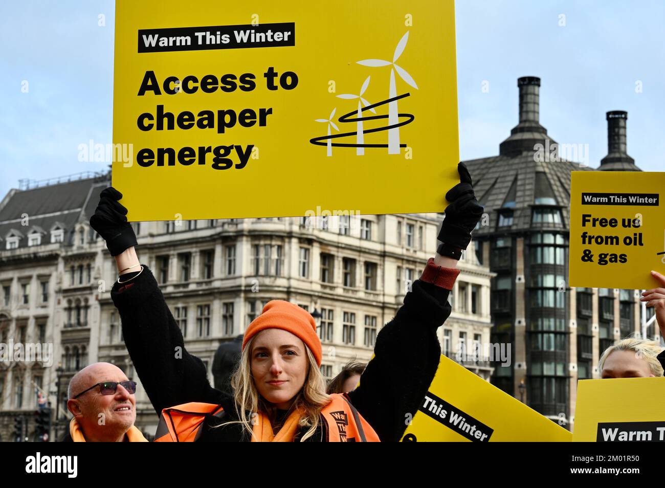 Londra, Regno Unito. Warm This Winter i sostenitori si sono Uniti a un raduno in Piazza del Parlamento come parte di una Giornata Nazionale d'azione per chiedere che il governo faccia di più per tenerci caldi quest'inverno. 7 milioni di famiglie nel Regno Unito si troveranno in una situazione di povertà energetica se non si intraprenderà alcuna azione. Credit: michael melia/Alamy Live News Foto Stock