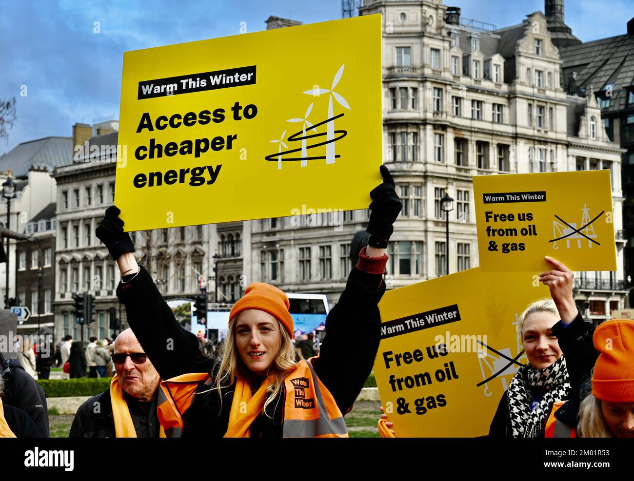 Londra, Regno Unito. Warm This Winter i sostenitori si sono Uniti a un raduno in Piazza del Parlamento come parte di una Giornata Nazionale d'azione per chiedere che il governo faccia di più per tenerci caldi quest'inverno. 7 milioni di famiglie nel Regno Unito si troveranno in una situazione di povertà energetica se non si intraprenderà alcuna azione. Credit: michael melia/Alamy Live News Foto Stock