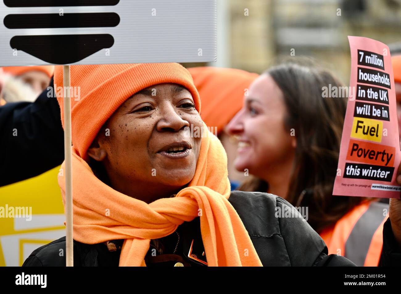 Londra, Regno Unito. Warm This Winter i sostenitori si sono Uniti a un raduno in Piazza del Parlamento come parte di una Giornata Nazionale d'azione per chiedere che il governo faccia di più per tenerci caldi quest'inverno. 7 milioni di famiglie nel Regno Unito si troveranno in una situazione di povertà energetica se non si intraprenderà alcuna azione. Credit: michael melia/Alamy Live News Foto Stock