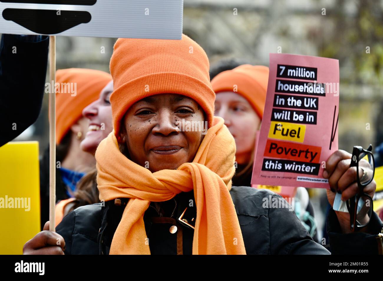 Londra, Regno Unito. Warm This Winter i sostenitori si sono Uniti a un raduno in Piazza del Parlamento come parte di una Giornata Nazionale d'azione per chiedere che il governo faccia di più per tenerci caldi quest'inverno. 7 milioni di famiglie nel Regno Unito si troveranno in una situazione di povertà energetica se non si intraprenderà alcuna azione. Credit: michael melia/Alamy Live News Foto Stock