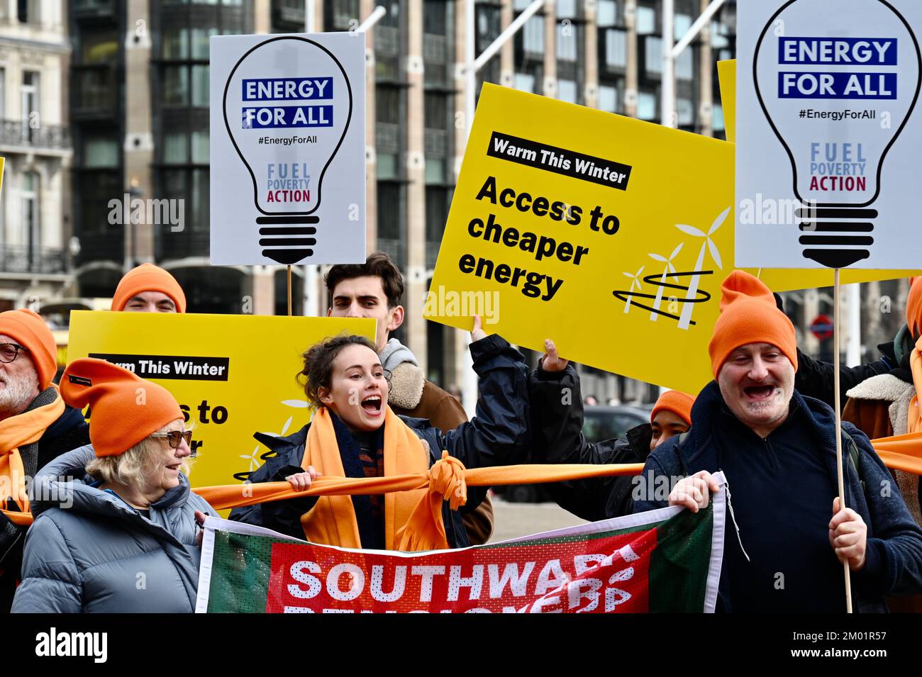 Londra, Regno Unito. Warm This Winter i sostenitori si sono Uniti a un raduno in Piazza del Parlamento come parte di una Giornata Nazionale d'azione per chiedere che il governo faccia di più per tenerci caldi quest'inverno. 7 milioni di famiglie nel Regno Unito si troveranno in una situazione di povertà energetica se non si intraprenderà alcuna azione. Credit: michael melia/Alamy Live News Foto Stock