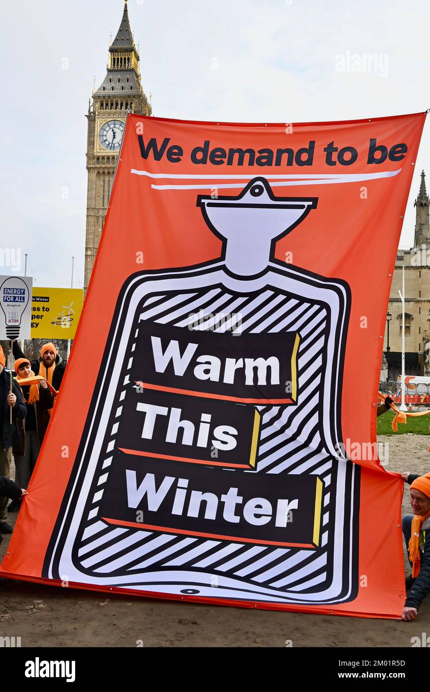 Londra, Regno Unito. Warm This Winter i sostenitori si sono Uniti a un raduno in Piazza del Parlamento come parte di una Giornata Nazionale d'azione per chiedere che il governo faccia di più per tenerci caldi quest'inverno. 7 milioni di famiglie nel Regno Unito si troveranno in una situazione di povertà energetica se non si intraprenderà alcuna azione. Credit: michael melia/Alamy Live News Foto Stock
