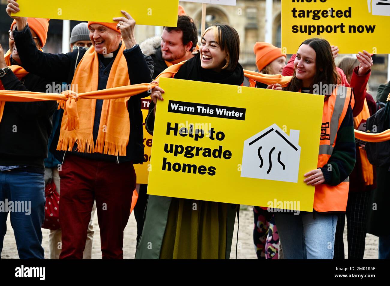 Londra, Regno Unito. Warm This Winter i sostenitori si sono Uniti a un raduno in Piazza del Parlamento come parte di una Giornata Nazionale d'azione per chiedere che il governo faccia di più per tenerci caldi quest'inverno. 7 milioni di famiglie nel Regno Unito si troveranno in una situazione di povertà energetica se non si intraprenderà alcuna azione. Credit: michael melia/Alamy Live News Foto Stock
