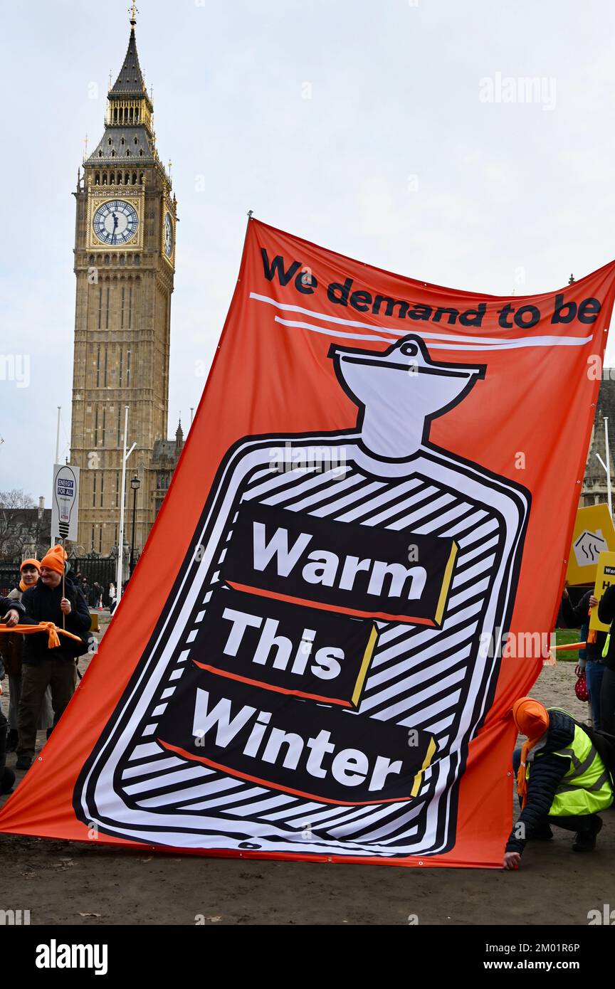 Londra, Regno Unito. Warm This Winter i sostenitori si sono Uniti a un raduno in Piazza del Parlamento come parte di una Giornata Nazionale d'azione per chiedere che il governo faccia di più per tenerci caldi quest'inverno. 7 milioni di famiglie nel Regno Unito si troveranno in una situazione di povertà energetica se non si intraprenderà alcuna azione. Credit: michael melia/Alamy Live News Foto Stock