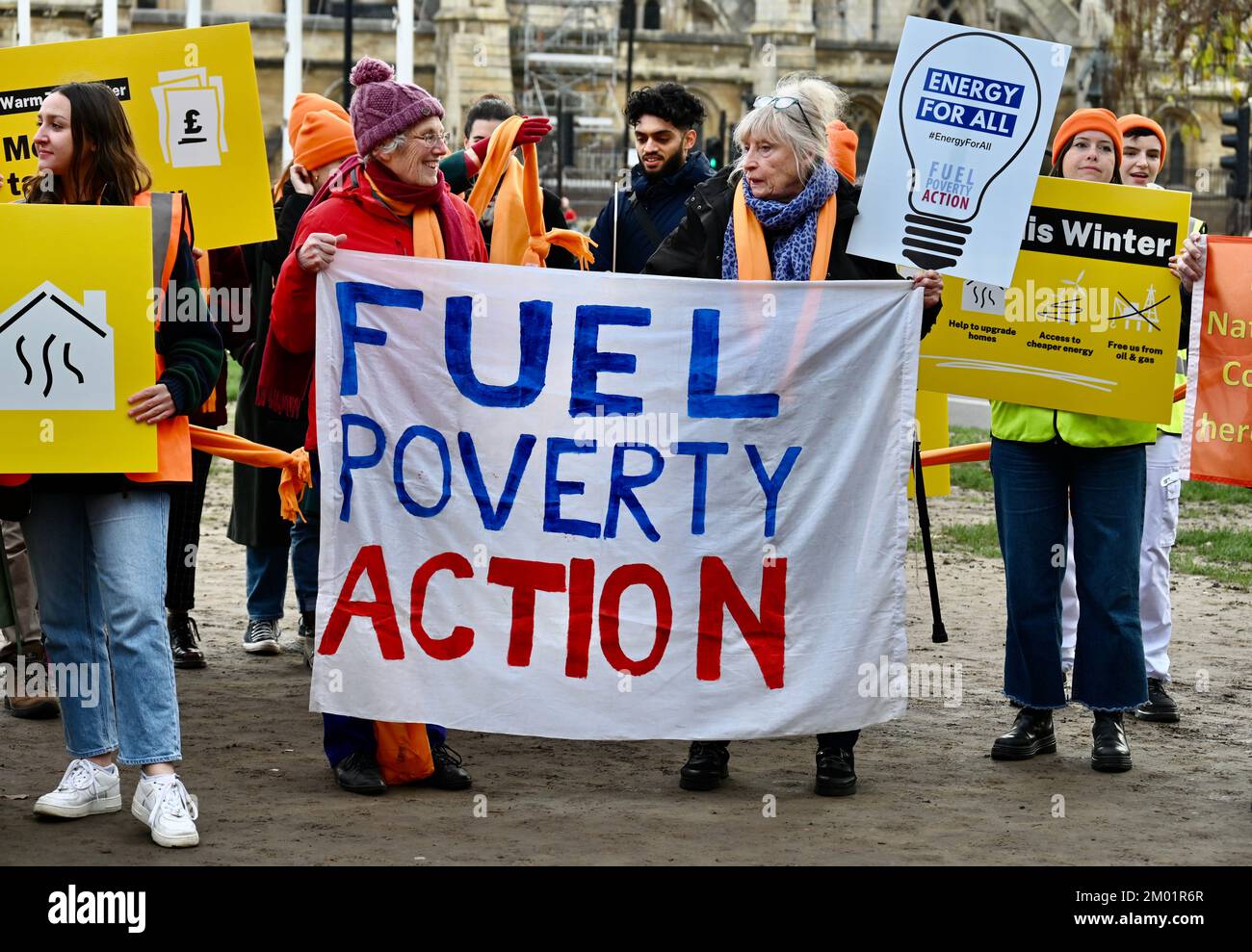 Londra, Regno Unito. Warm This Winter i sostenitori si sono Uniti a un raduno in Piazza del Parlamento come parte di una Giornata Nazionale d'azione per chiedere che il governo faccia di più per tenerci caldi quest'inverno. 7 milioni di famiglie nel Regno Unito si troveranno in una situazione di povertà energetica se non si intraprenderà alcuna azione. Credit: michael melia/Alamy Live News Foto Stock